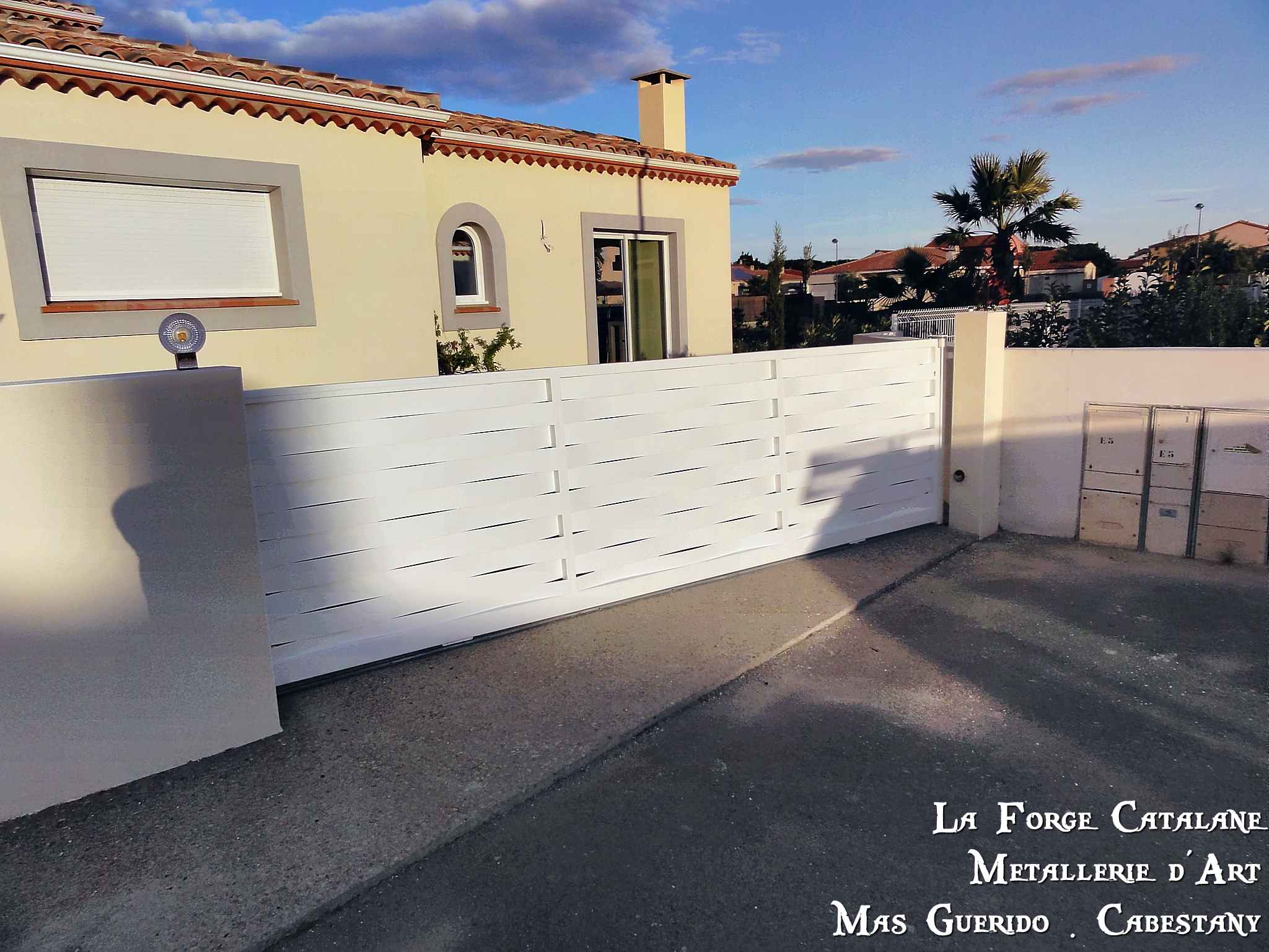 Portail tole effet lames tresses vannerie thermolaquage blanc forge catalane.jpg